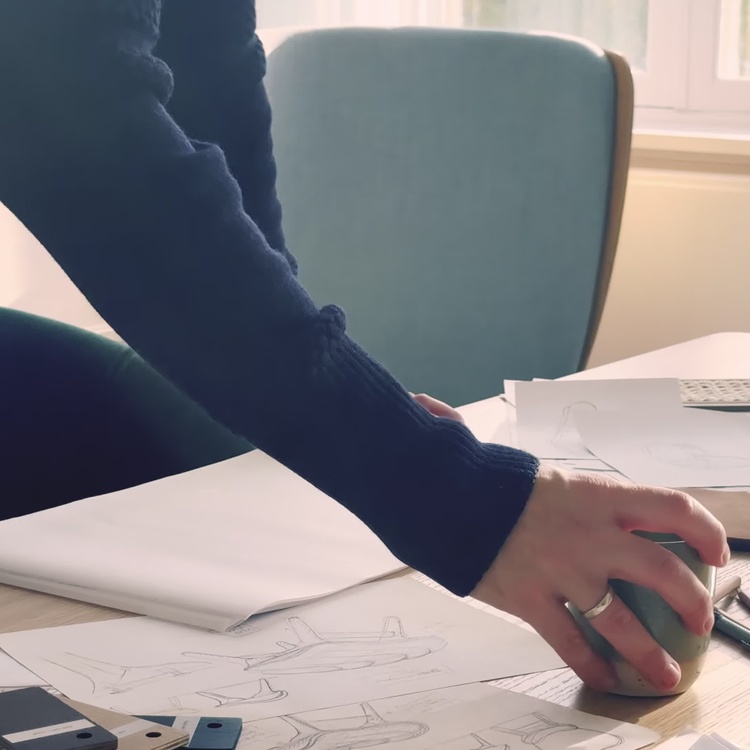 Низкое кресло Разговор, тёмные ножки A Conversation Piece Lounge Chair Low, Dark Oak